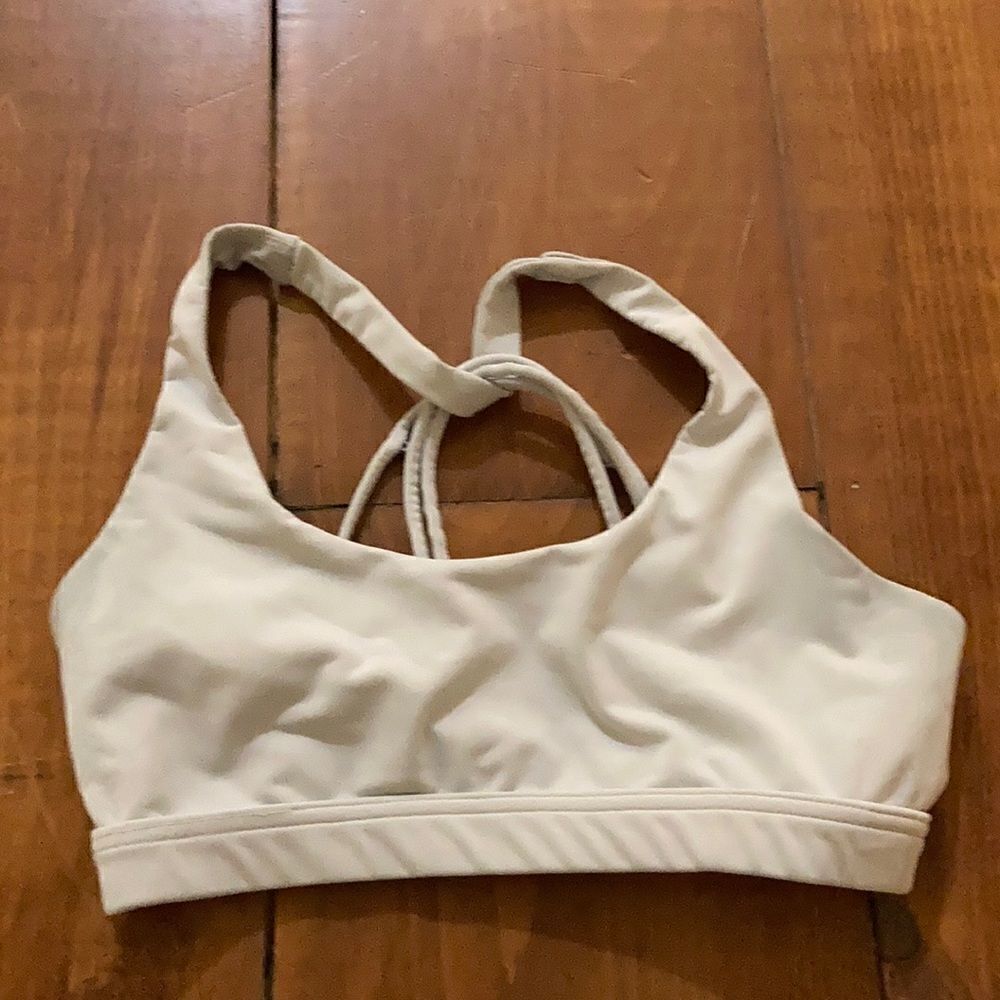 White sports bra ✨Pretty back!